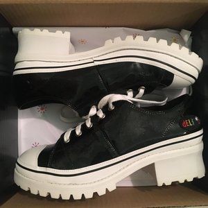 *NEW IN BOX* DELiA*s Comeback Kid Heeled Sneakers